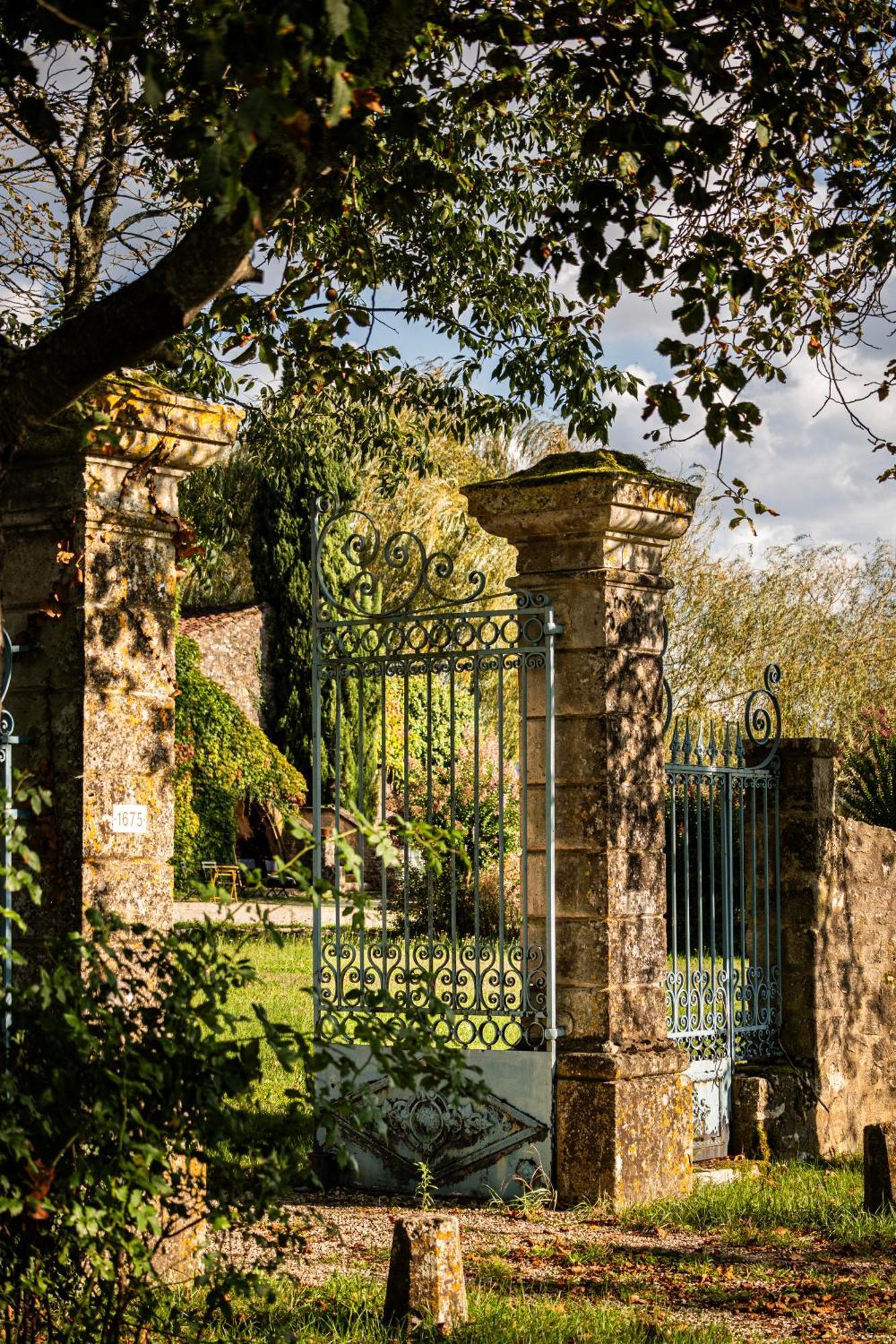 Chateau La Gineste - Castle And Vineyard Duravel Buitenkant foto